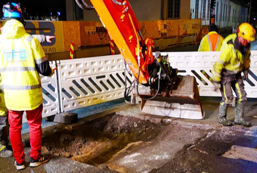 Natt til onsdag 16. januar dukket det opp rester etter en kirkegårdsmur ca en meter under bakken i krysset Bispegata/ Oslogate.