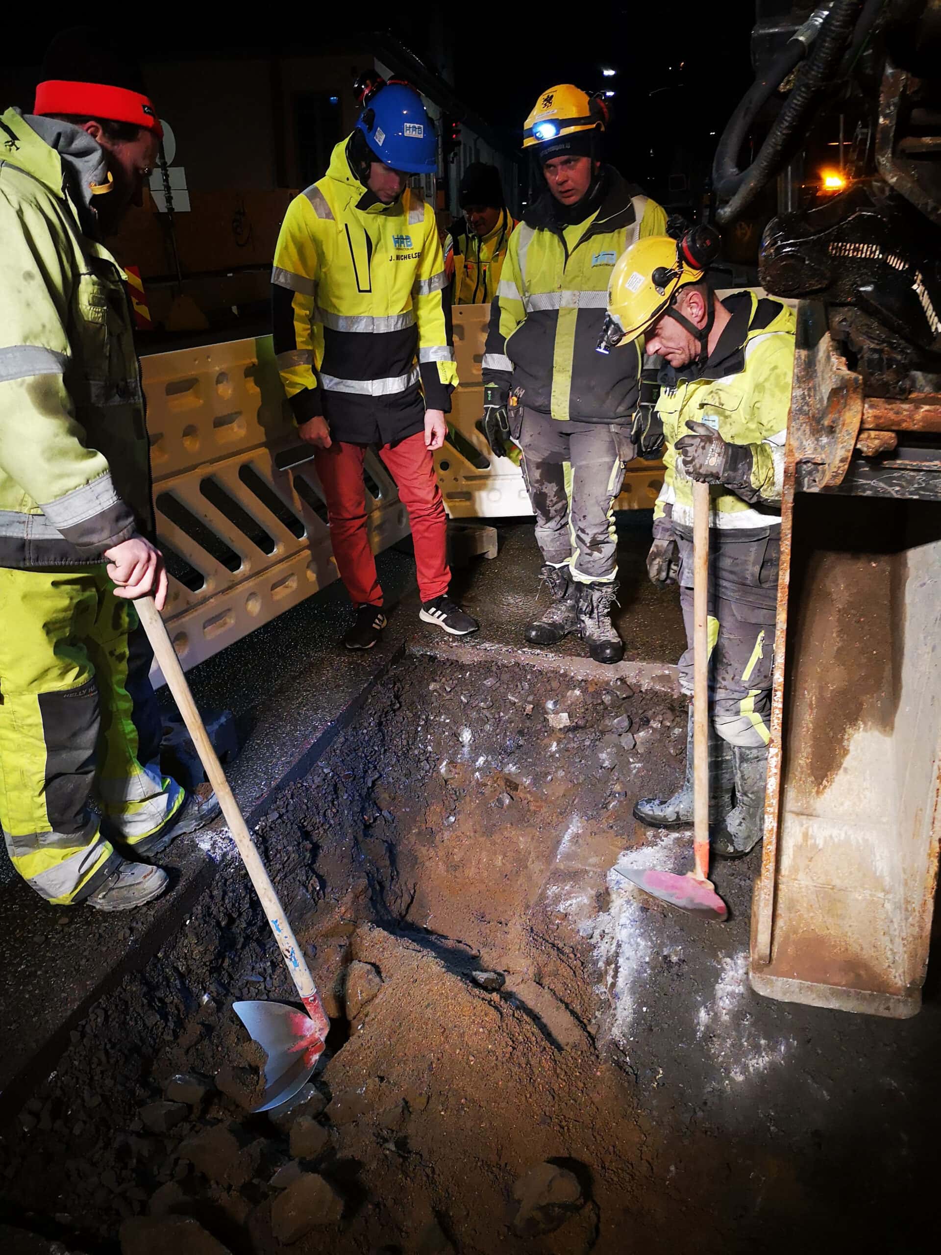 Fant kirkegårdsmuren til Hallvardskatedralen midt i krysset