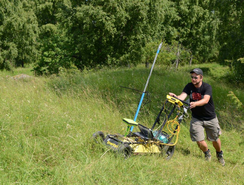 Enkeltkanals georadarsystem i bruk ved Birka i Sverige. Foto: Knut Paasche, NIKU