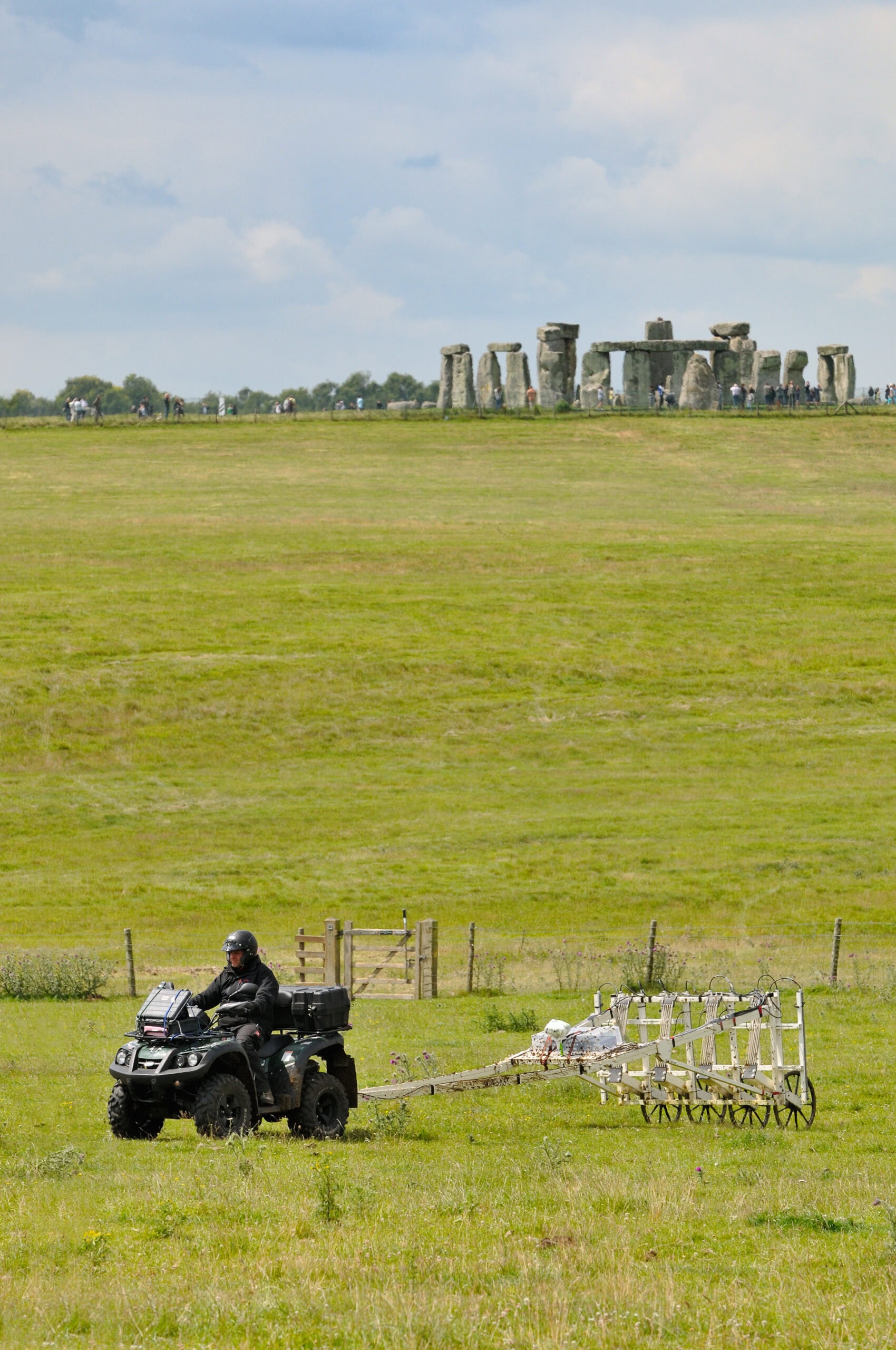 Magnetometer i bruk ved Stonehenge. Foto: LBI Arch Pro