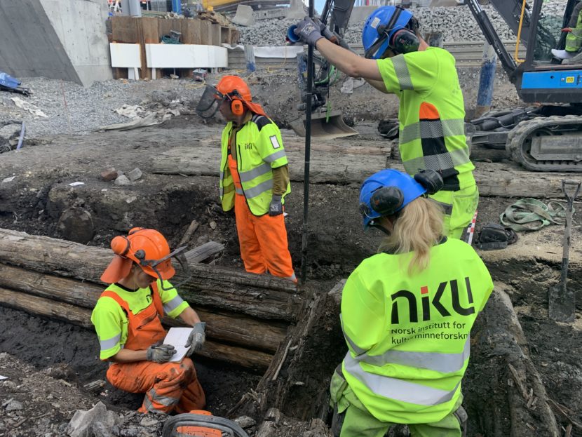 Innmåling av arkeologi i Gamlebyen. Foto: NIKU