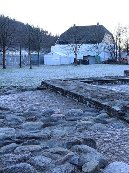 NIKU har fått i oppdrag å gjennomføre en arkeologisk utgravning, bokstavelig talt under stuegulvet i første etasje av Saxegården.