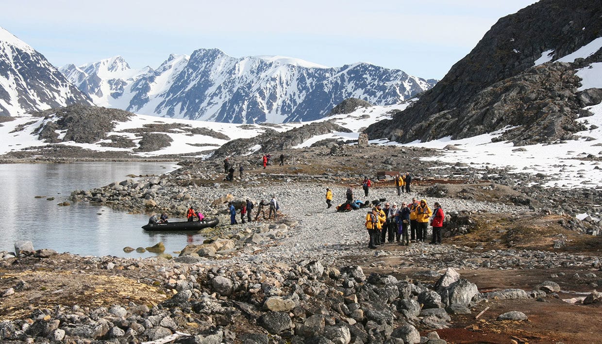 Turister på besøk i det sårbare kulturmiljøet Virgohamna på Svalbard. Foto Anne-Cathrine Flyen.