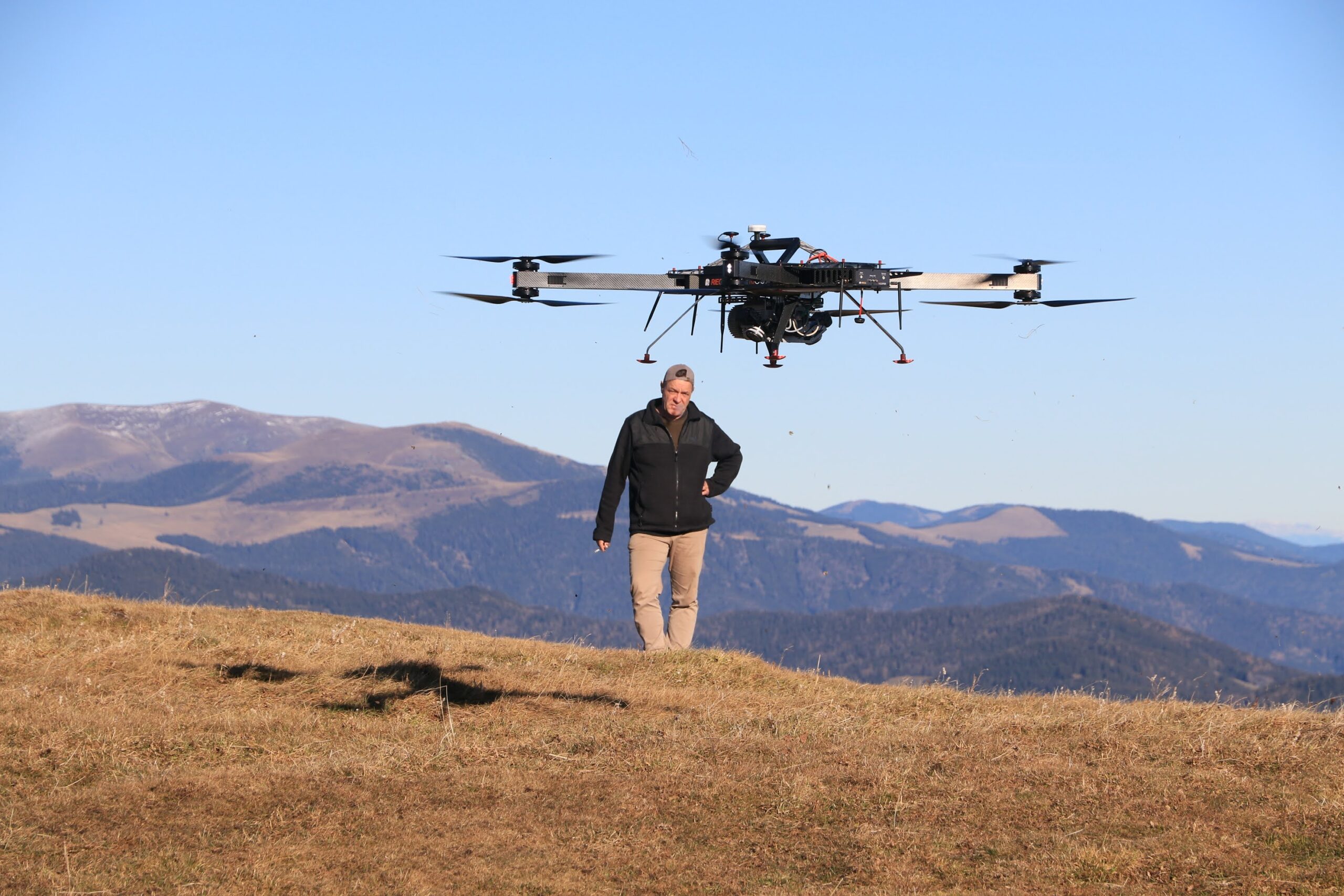 Dronen med scannerutstyr. I bakgrunnen direktør for LBI ArchPro Prof. Dr. Wolfgang Neubauer