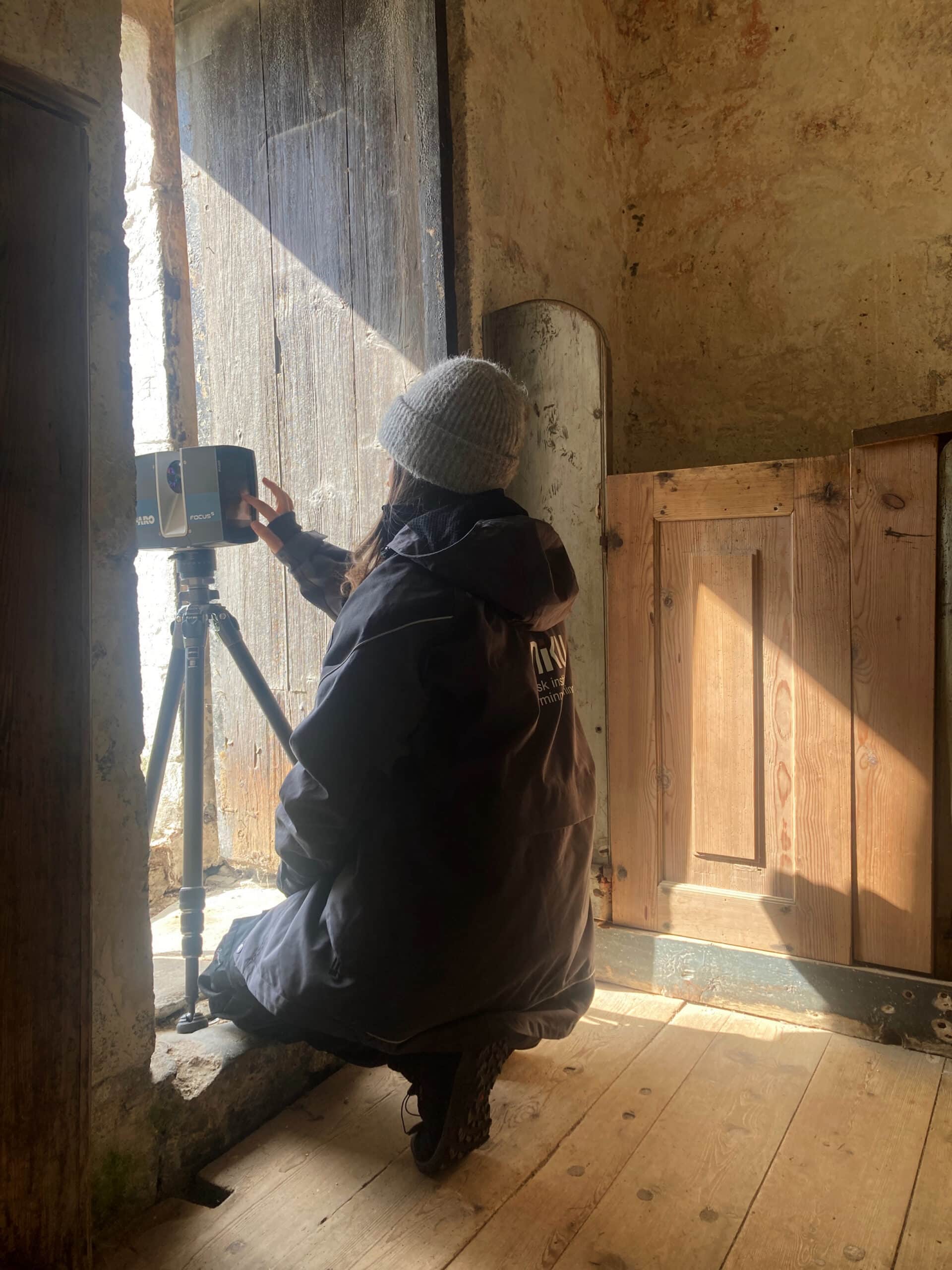 Bjørg skanner Moster gamle kirke