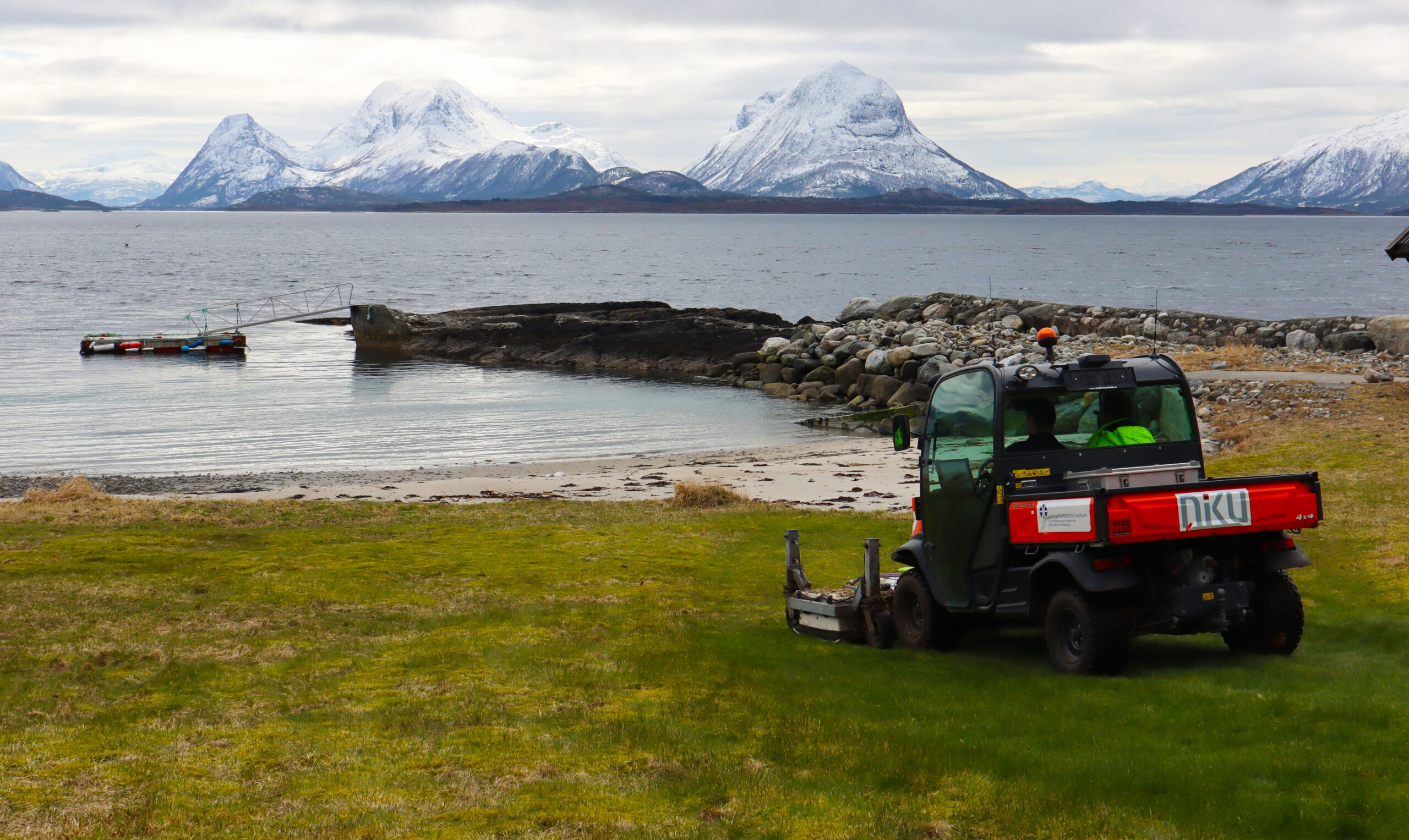 Her kjører NIKUs georadar i en privat hage med strand på Edøy.