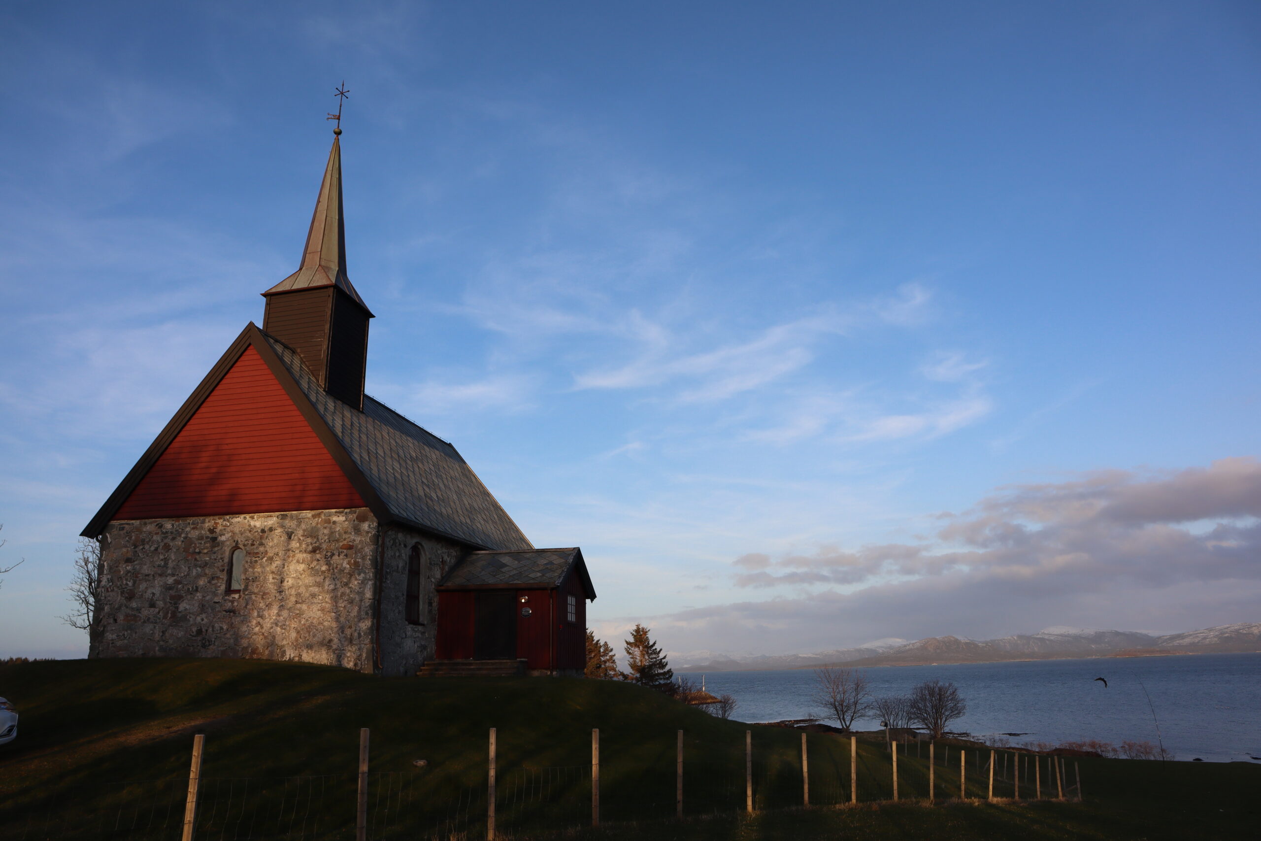 Edøy gamle kirke er en steinkirke fra ca. 1190