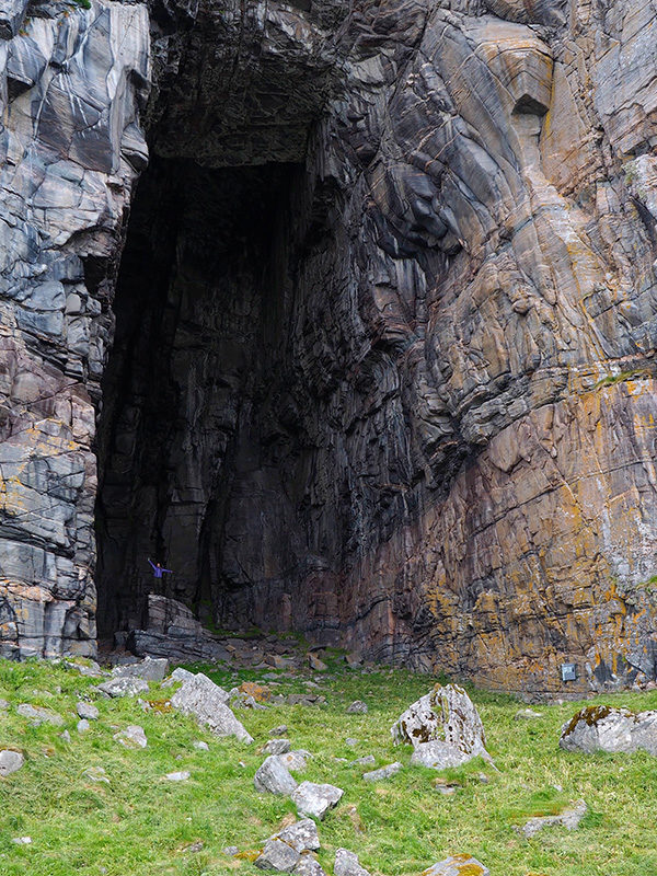 Kirkhelleren, Træna. Foto Erlend Kirkeng Jørgensen