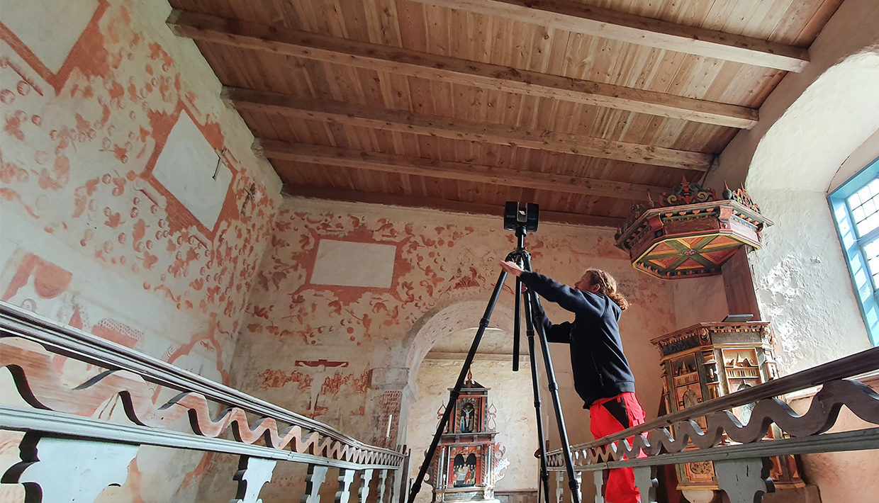Kjartan dokumenterer i Moster kirke. Foto Jani Causevic