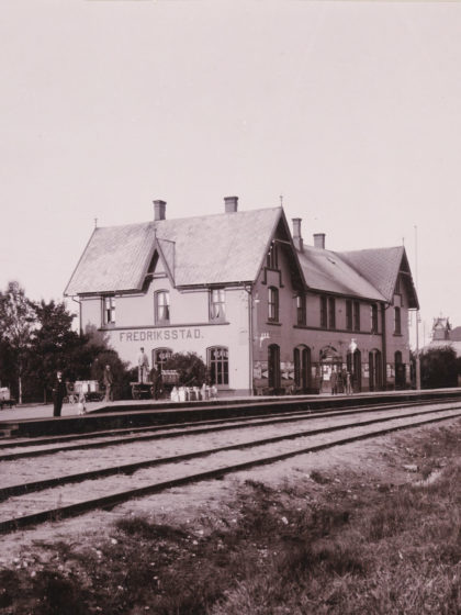 Fredrikstad stasjon i 1899. Foto Nasjonalbiblioteket