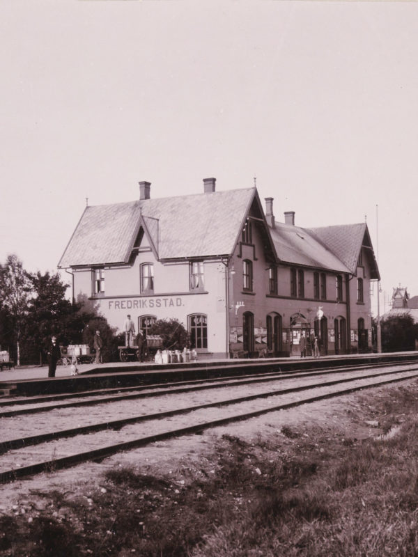 Fredrikstad stasjon i 1899. Foto Nasjonalbiblioteket