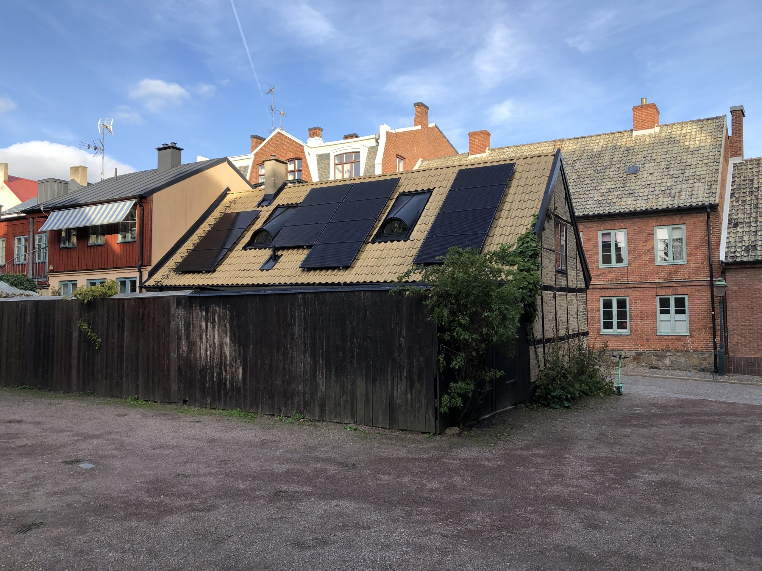 Solcellepaneler på tak, Lund, Sverige. Foto: Haugen, NIKU.