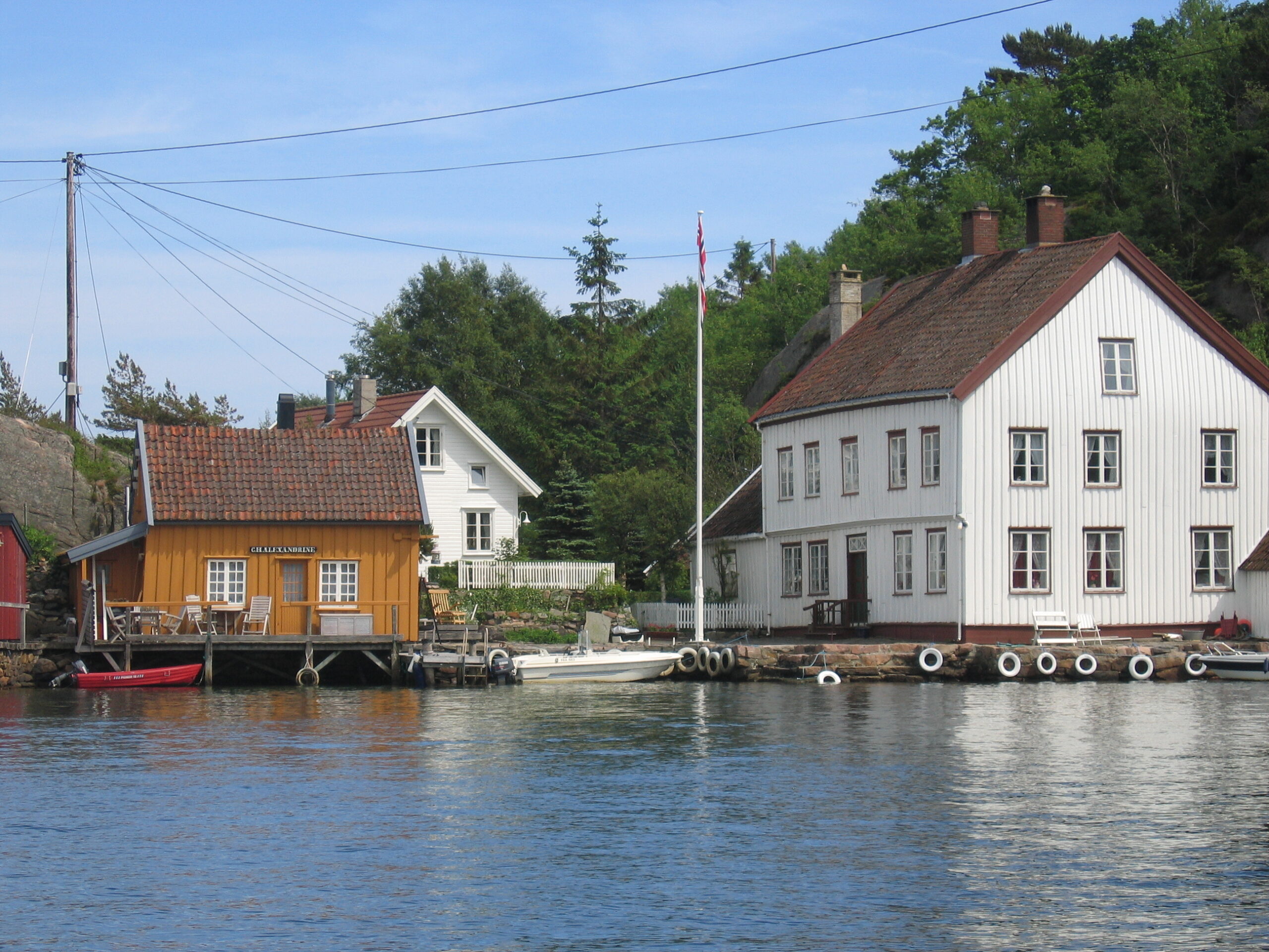 Langfeldts hus på Monsøya i Ny-Hellesund som er istandsatt for å tåle fremtidens vær og vind. Foto: Gjertsen/Wikimedia Commons/CC BY 2.0.