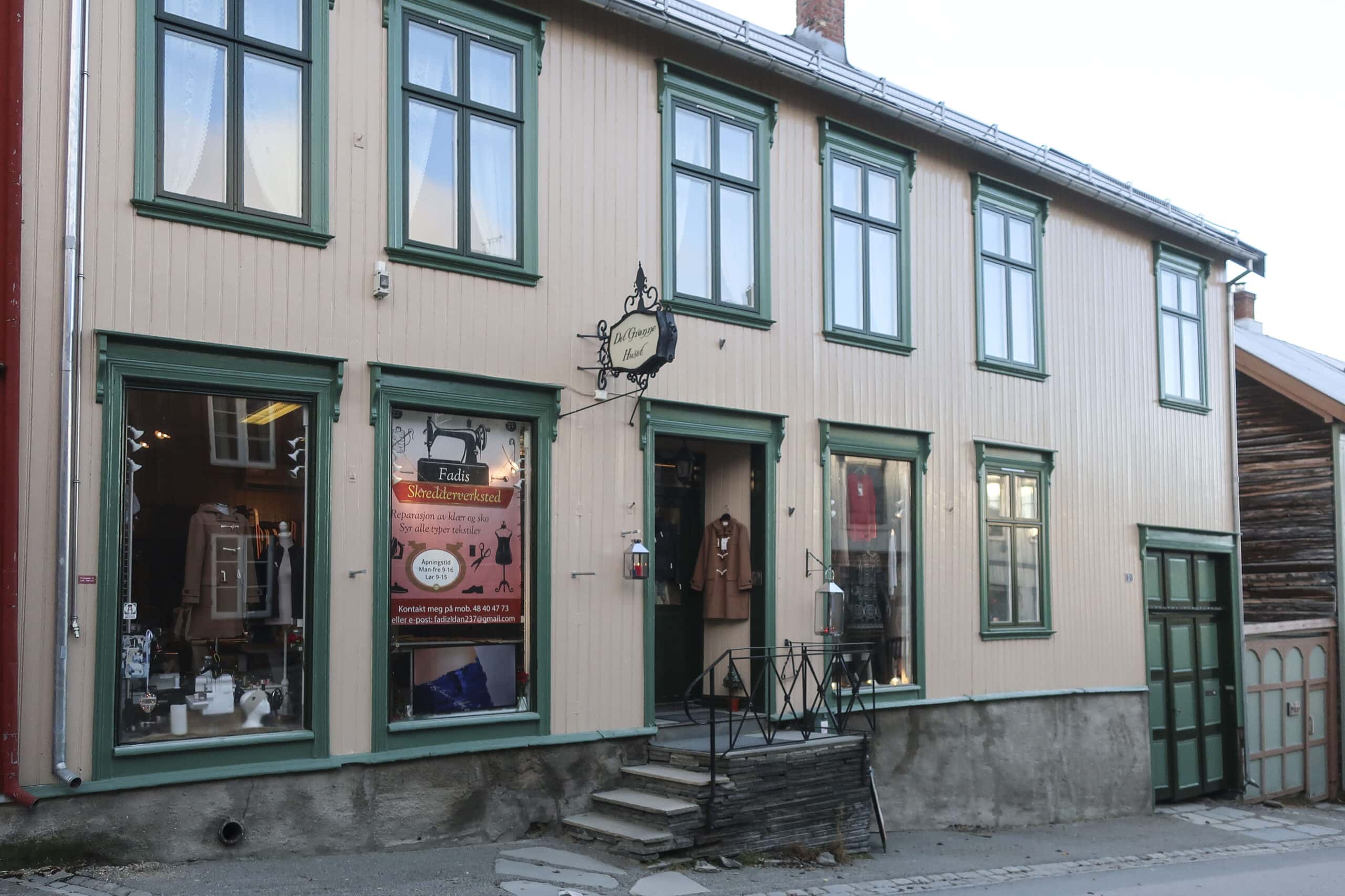 Tilbakeføring av 1922-farger i Kjerkgata 31, Røros — Norsk institutt ...