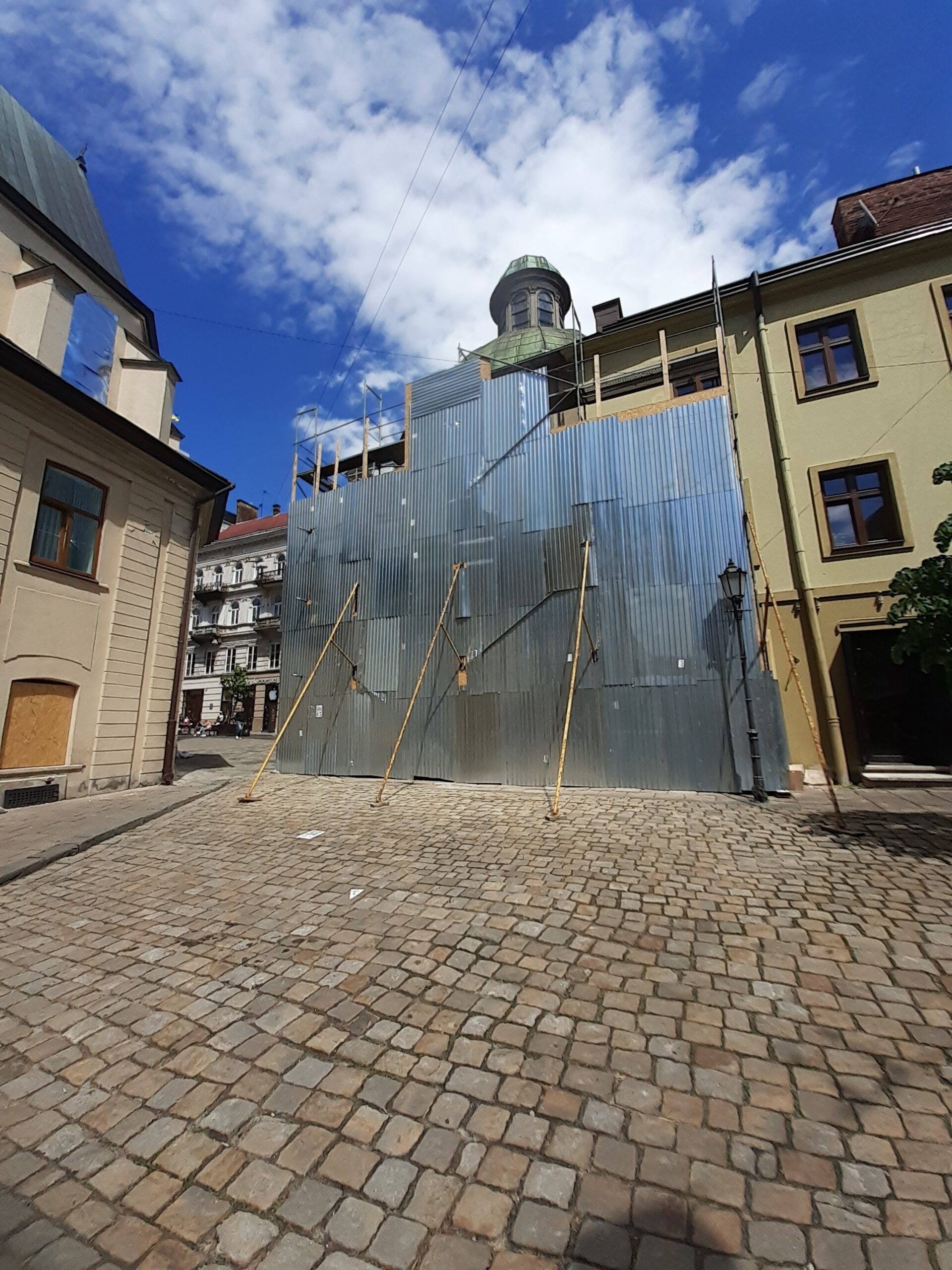 The facade of the Boim Chapel protected by fire-resistant metal sheets, May 2022, Lviv. Foto Diana Vonnak