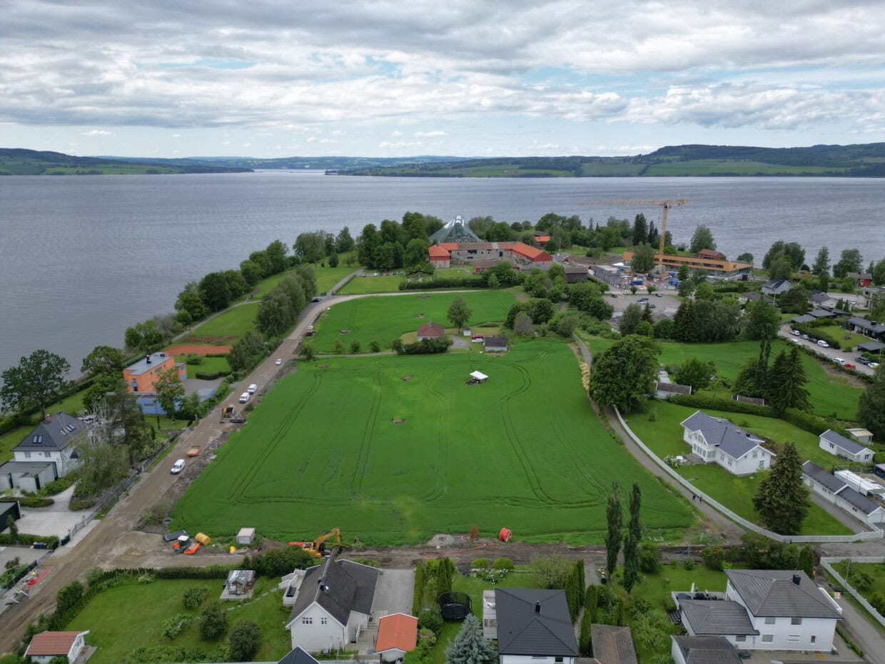 Dronefoto av domkirkeodden, med et hvitt telt hvor arkeologene graver under