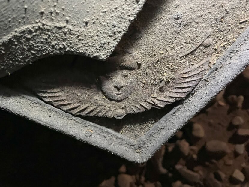 Englebeslag av tinn på hjørnet av lokket til en av kistene under gulvet i Solum kirke.