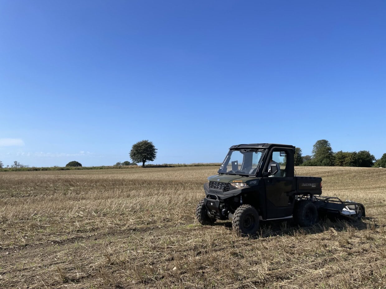 En georadar kjører på et flatt jorde i Danmark, på jakt etter arkeologiske strukturer i bakken. Metoden gjør at man ikke trenger å grave for å påvise arkeologien. 