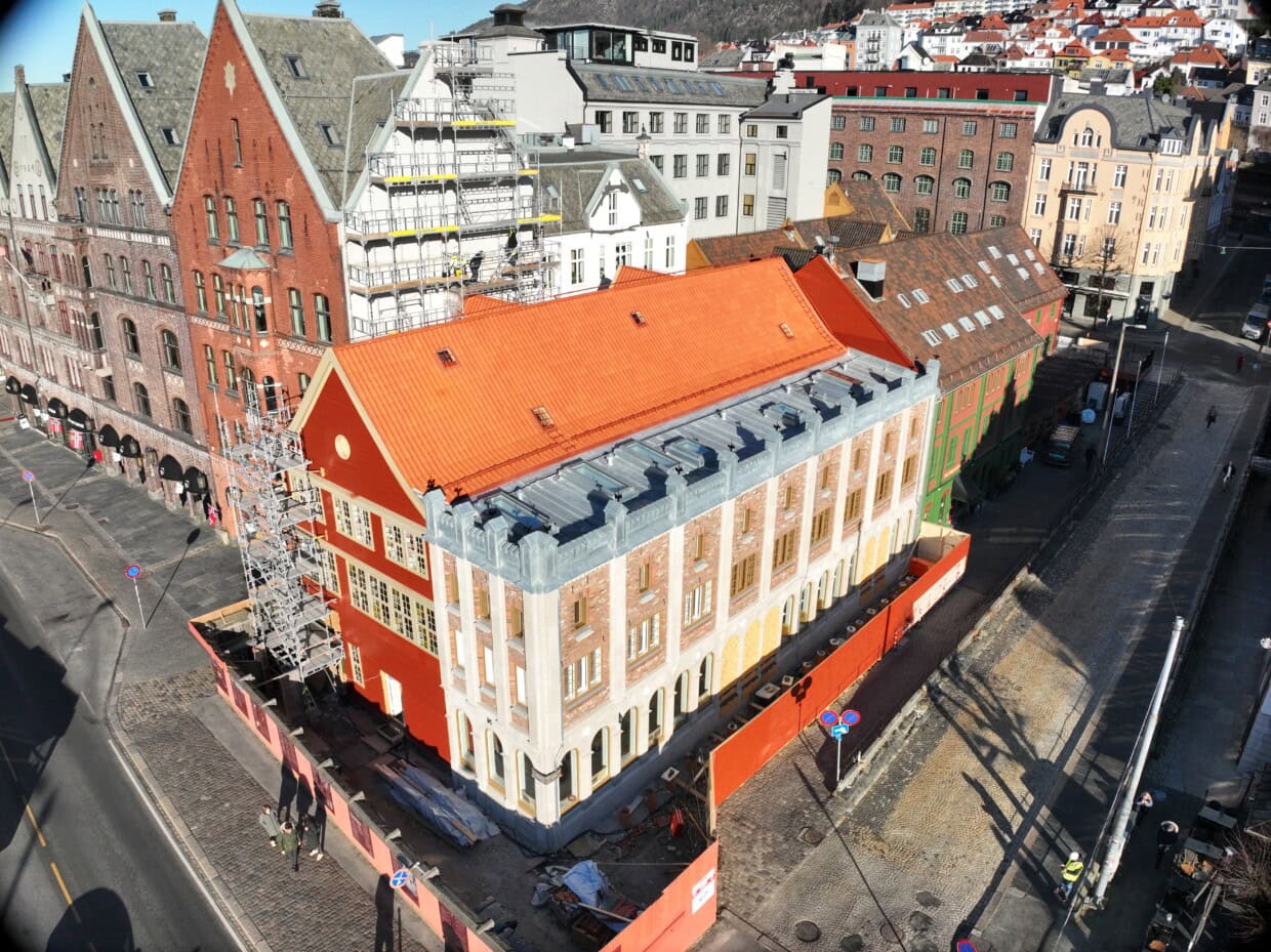 To av bygningene på Bryggen i Bergen, Sjøstua og Murtasken utgjør sammen Finnegården og huser det hanseatiske museum. Bildet viser bygningene i halvveis fugleperspektiv etter at de var jekket opp en meter for å få nye fundamenter.