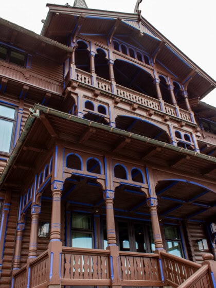 Fasaden på Holmenkollen sanatorium etter oppmaling