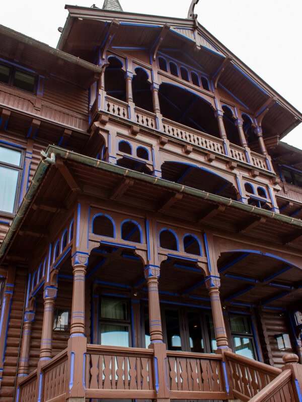 Fasaden på Holmenkollen sanatorium etter oppmaling