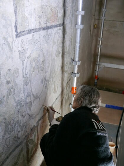 Områder med tap av maling ble nøytralt retusjert, og på en måte som trekker oppmerksomheten bort fra området med tap og over på det originale maleriet. Dette bidrar til at motivene fremstår mer ryddige og lettere å lese.