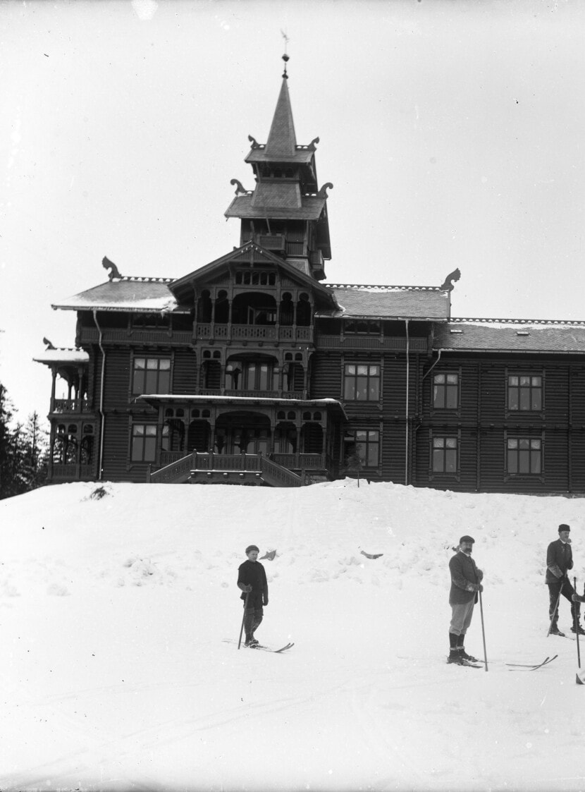Skiløpere utenfor Holmenkollen sanatorium