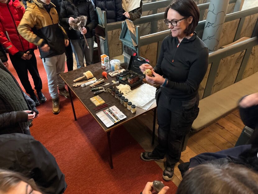 Besøk av skoleelever i Enebakk kirke