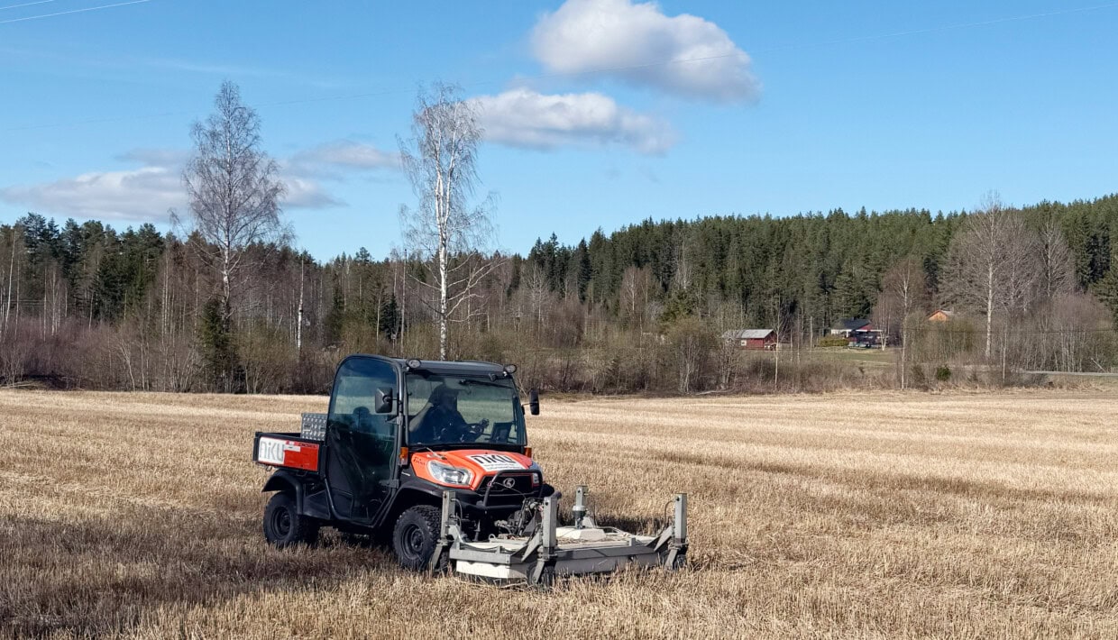 En "traktor" med georadar kjærer på et jorde på Mørstad i Innlandet fyllkeskommune. Kornet er kuttet. I bakgrunnen er det skog.
